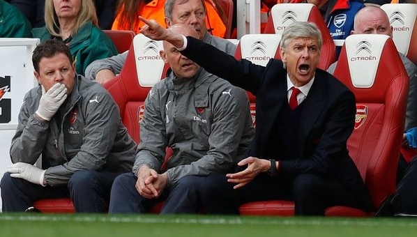 Arsenal vi phạm luật chơi ở trận hòa Man City