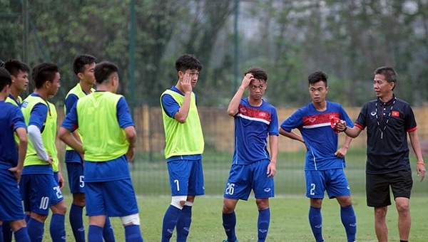 HLV Hoàng Anh Tuấn ‘méo mặt’ khi 2 trò cưng dính chấn thương