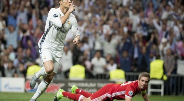 Ronaldo đi vào lịch sử sau hat-trick vào lưới Bayern Munich