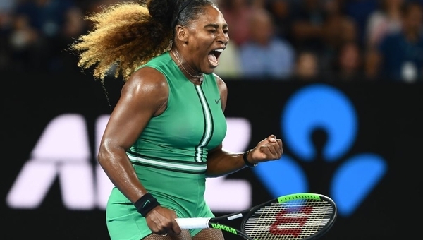 Serena Williams dễ dàng đánh bại “hoa khôi tennis” Bouchard