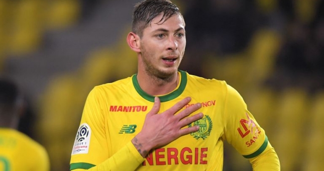 NÓNG: Tân binh của Cardiff City mất tích trên máy bay