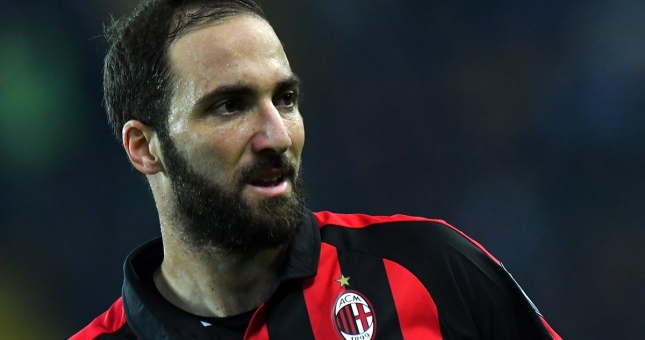 Higuain có mặt tại London chuẩn bị gia nhập Chelsea