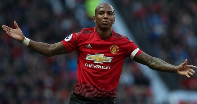 Chính thức: Man United gia hạn hợp đồng với Ashley Young