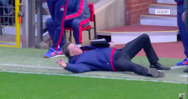 VIDEO: Những khoảnh khắc khó đỡ của các HLV bóng đá thế giới