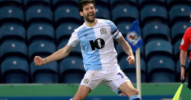 VIDEO: Cầu thủ ghi 3 bàn trong một mùa giải từ chấm phạt góc