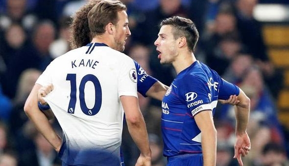 Kane thoát án phạt sau pha 'thiết đầu công' với Azpilicueta