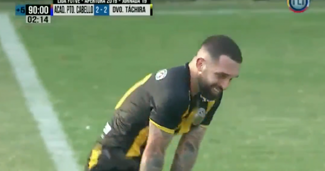 VIDEO: Cầu thủ khóc vì ghi bàn loại đội bóng của bố