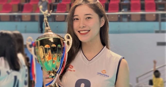 Hotgirl bóng chuyền Thu Huyền giải nghệ vì chán nản