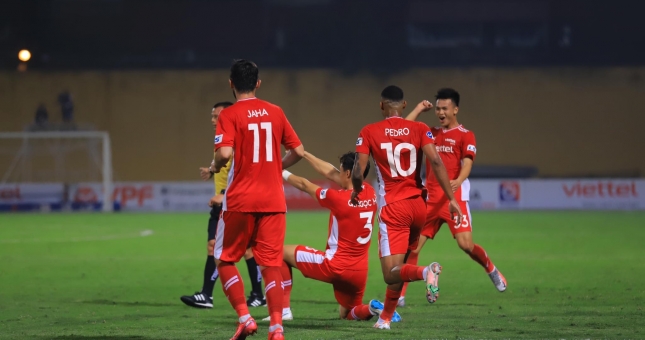 VIDEO: Cười ra nước mắt với bàn thắng từ trên trời rơi xuống của Viettel