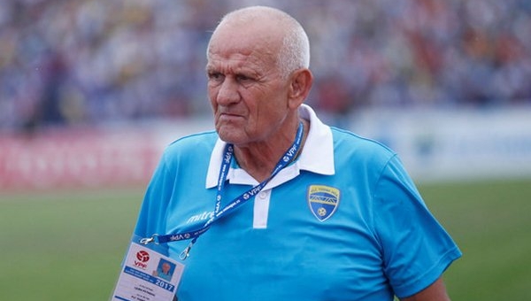 HLV từng vô địch châu Âu thua cay đắng trên sân Cẩm Phả