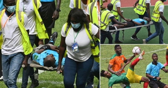 VIDEO: Trọng tài rời sân bằng cáng do bất tỉnh