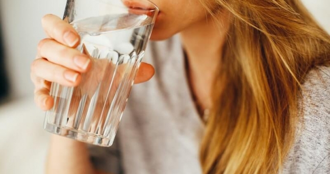 Cơ thể sẽ phản ứng như thế nào nếu bạn uống quá nhiều nước?