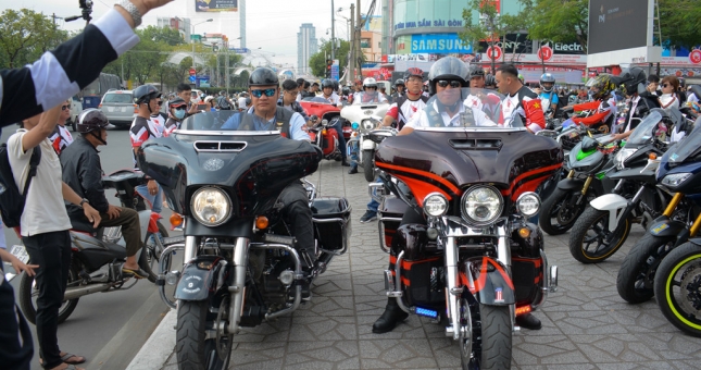 Mua xe phân khối lớn tại Việt Nam và những loại giấy tờ cần biết