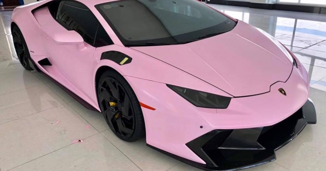 Đại gia Bạc Liêu độ Lamborghini Huracan màu hồng độc đáo