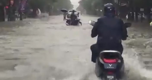 VIDEO: Xe máy điện VinFast Klara 'lướt sóng' tại TP Vinh