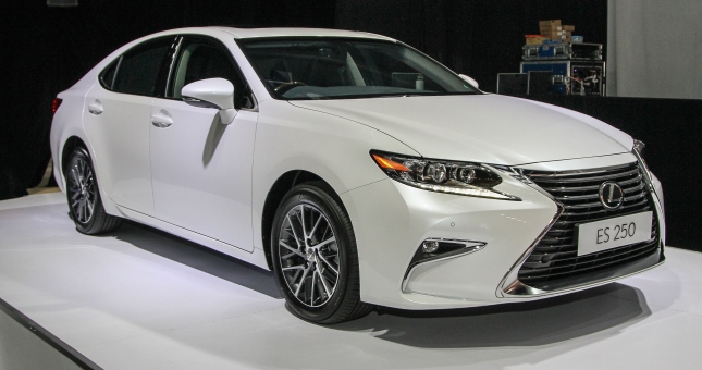 Lexus ES 250 vừa ra mắt giá 2,5 tỷ đồng có gì đặc biệt?