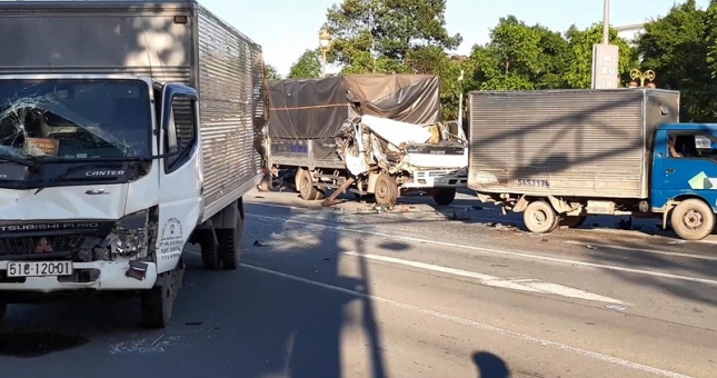 Lại là tai nạn khi dừng đèn đỏ, 6 người bị thương nặng do xe tải đâm