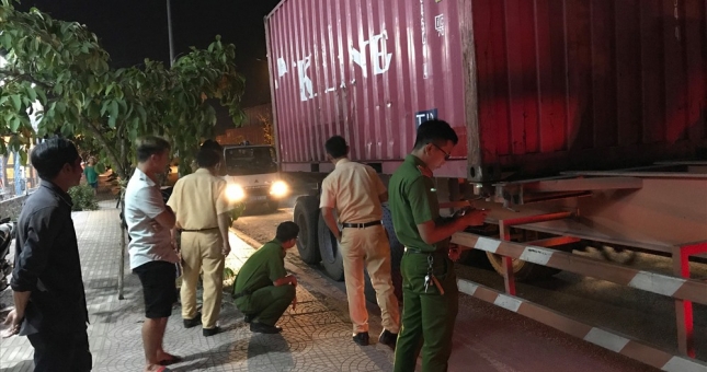 Tài xế container bỏ chạy sau khi cán chết người ở Thủ Đức