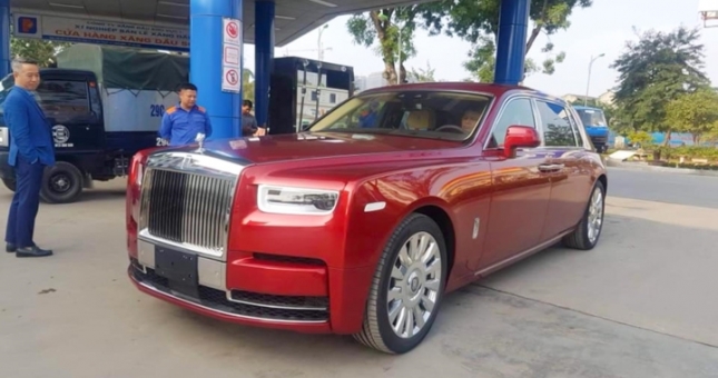 Ngắm Rolls Royce Phantom VIII giá 70 tỷ đồng lăn bánh tại Hà Nội