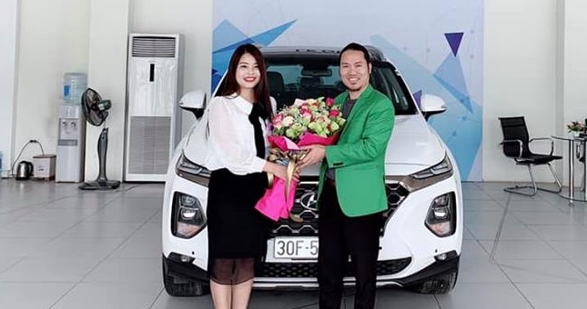 Nghệ sĩ nổi tiếng mua ô tô cũng không tránh được cảnh 'bia kèm lạc'