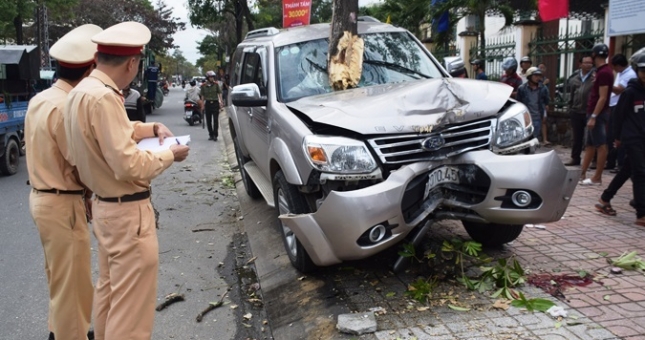 Ô tô “điên” tông gãy cây trên vỉa hè, 2 mẹ con thương vong