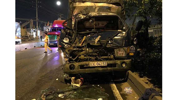 Xe tải đâm xe container dừng đèn đỏ, 3 người thương vong