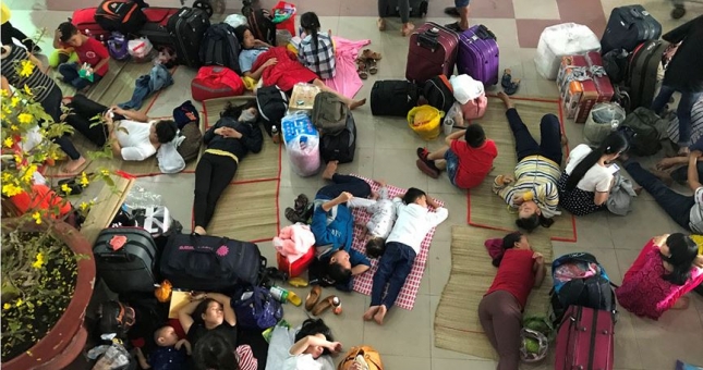 Tàu SE1 trật bánh: Hàng nghìn người về quê ăn Tết lỡ chuyến