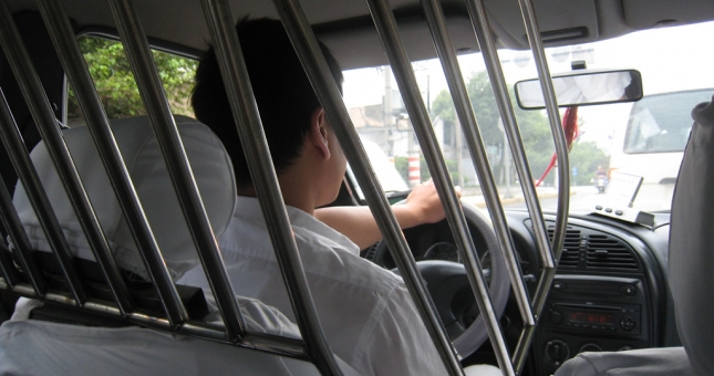 Các tài xế taxi trên thế giới chống cướp bằng cách nào?