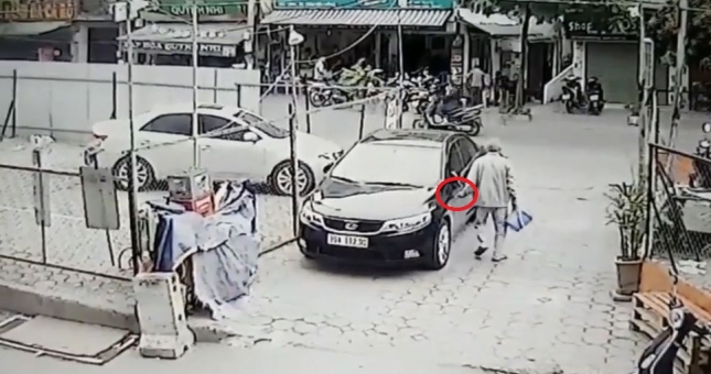 Cụ ông dùng vật nhọn rạch ô tô khi đi đổ rác và cái kết