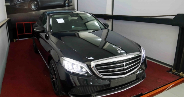 Soi chi tiết Mercedes-Benz C200 Exclusive 2019 tại đại lý