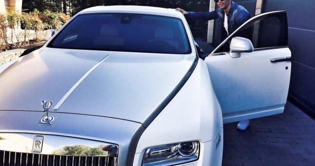 Cristiano Ronaldo 'đập hộp' mẫu siêu xe sang Rolls-Royce Cullinan