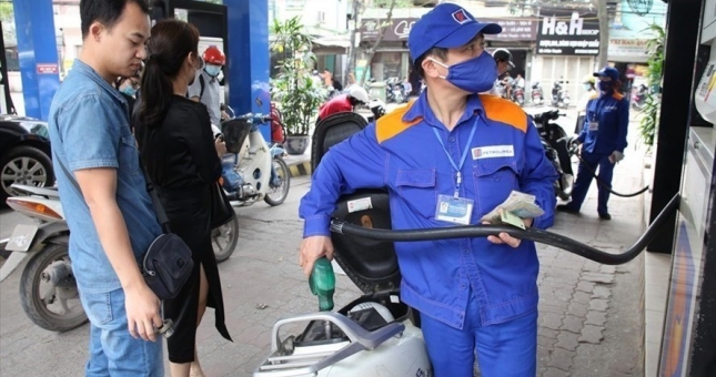 Giá xăng bất ngờ tăng mạnh từ 15h chiều nay