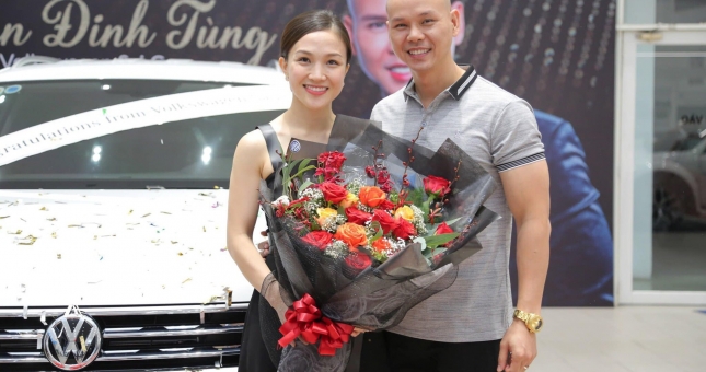 Ca sĩ Phan Đinh Tùng tậu “xế hộp” tiền tỷ tặng vợ nhân dịp 8/3