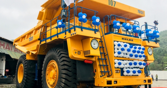 Tận mắt độ “khủng” của Belaz 75131: Siêu xe tải lớn nhất VN