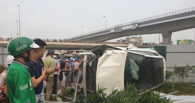 Nữ tài xế đi Mercedes đâm hàng loạt xe máy tại ngã tư Mai Dịch