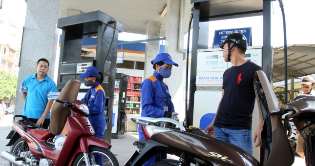 Giá xăng tiếp tục tăng mạnh từ 15h chiều nay (17/4)