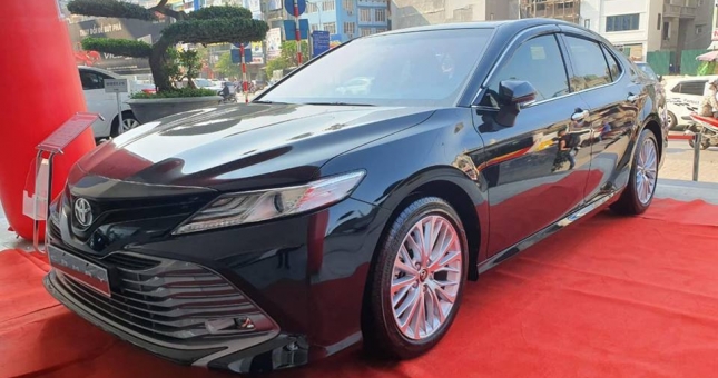Vừa về đại lý, Toyota Camry 2019 đã bị bán theo kiểu “bia kèm lạc”