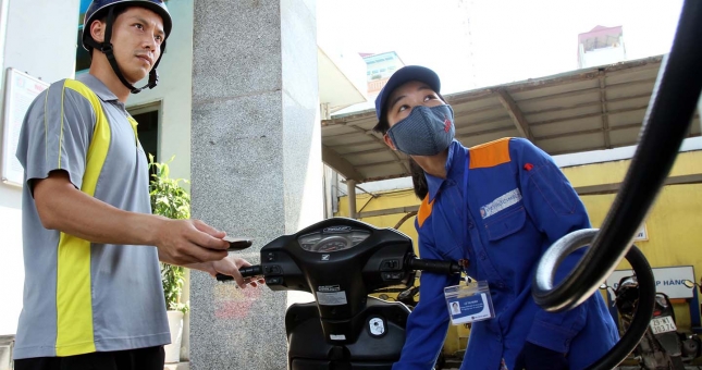 Giá xăng tăng mạnh, RON 95 vượt ngưỡng 22.000 đồng/lít