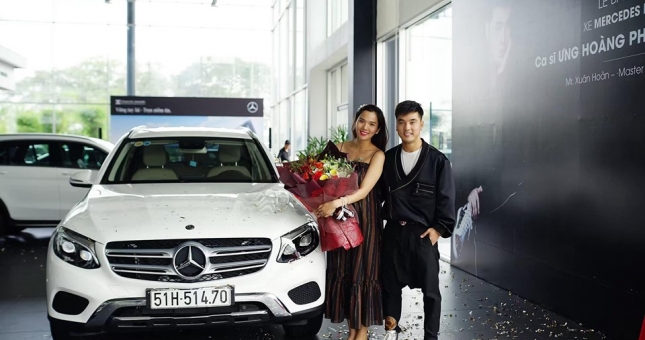 Ca sĩ Ưng Hoàng Phúc tậu Mercedes tiền tỷ tặng vợ bầu