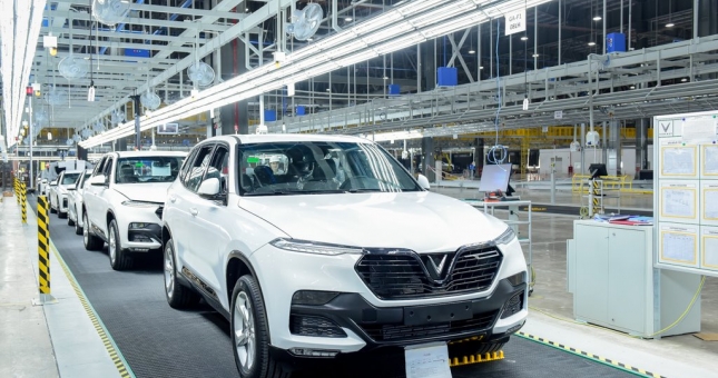 VinFast Lux và Fadil chính thức lăn bánh thử tại Việt Nam