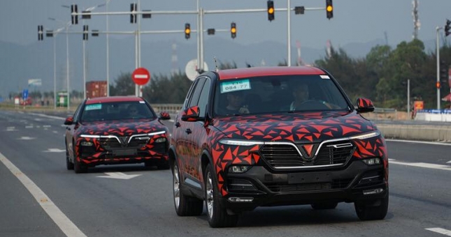 Tận mắt cặp đôi VinFast Lux trên hành trình xuyên Việt