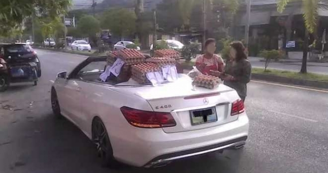 Choáng với nữ tài xế lái Mercedes tiền tỷ đi bán trứng dạo