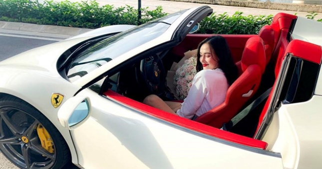 Ferrari 458 Spider thứ 2 tại VN về tay hot girl Sài Thành