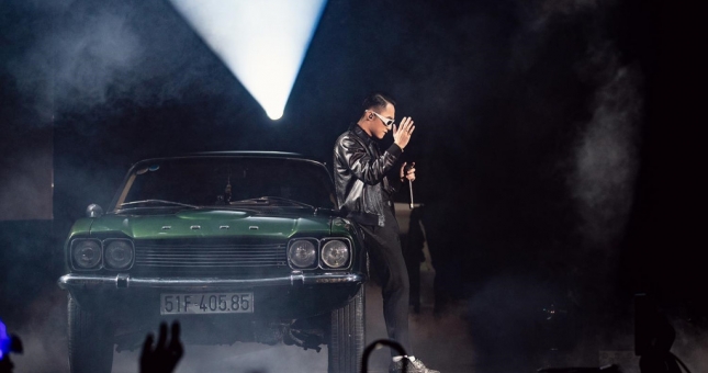 Sơn Tùng MT-P khoe dáng bên xế cổ tại sân khấu Sky Tour