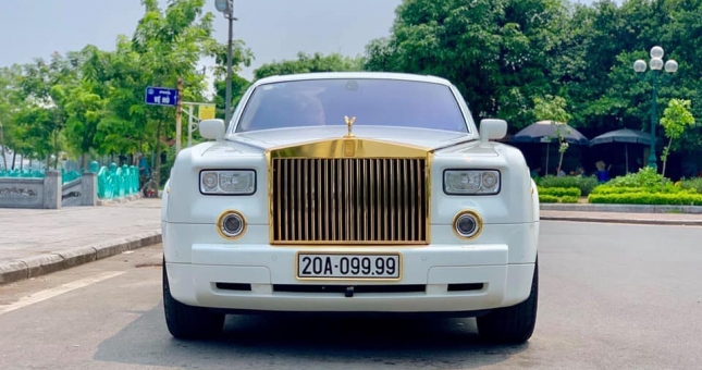 Cận cảnh chiếc Rolls-Royce mạ vàng biển 'tứ quý' 9 giá 13,5 tỷ đồng