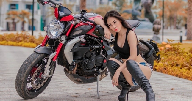Xe & người đẹp: “Bỏng mắt” với người đẹp 9X bên mô tô Dragster 800 RR