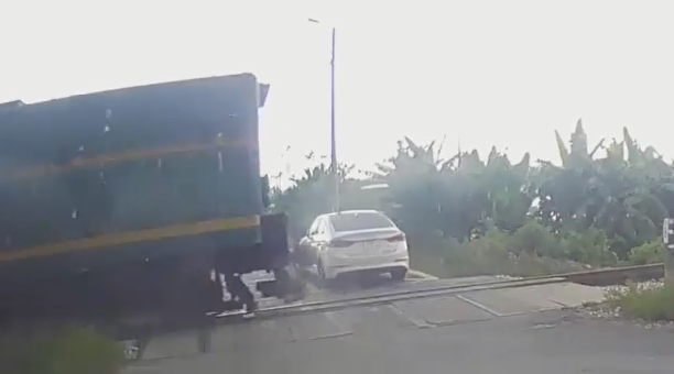 Hyundai Elantra cắt mặt 'tử thần', thoát nạn trong gang tấc