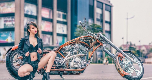 Xe & người đẹp: Mô tô Chopper cực hiếm khoe dáng bên hot girl Ngân Lee