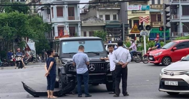 Tài xế taxi 'rớt mồ hôi' khi tông phải Mercedes-AMG G63 giá 13 tỷ đồng