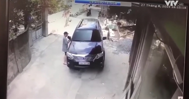 Đang bẻ gương thì thấy camera, tên trộm giả vờ chuyển sang nhảy múa!